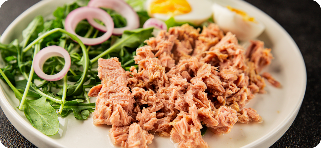 Tuna salad with greens and boiled egg